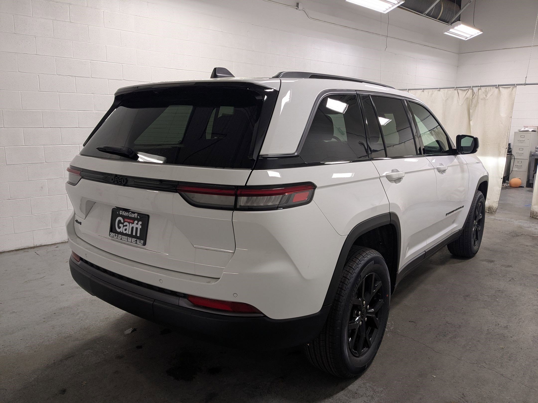 New 2026 Bright White Clear-Coat Exterior Paint Jeep Laredo Altitude image 4