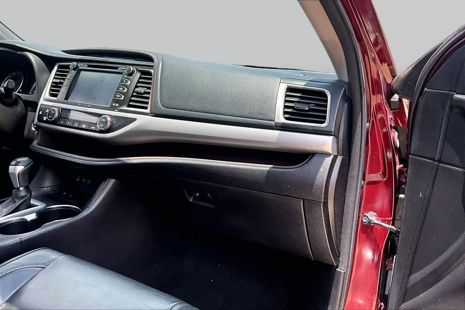 Used 2017 Ooh La La Rouge Mica Toyota XLE image 19