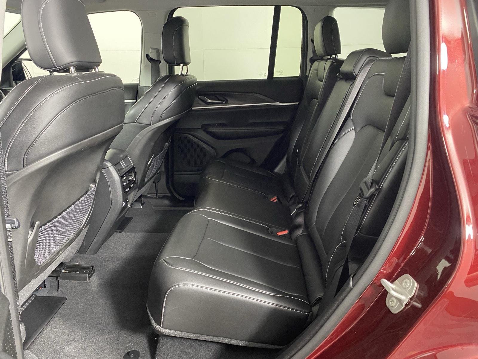 Used 2023  Jeep  image 25