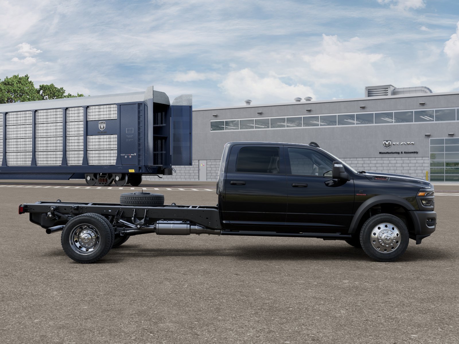 New 2026 Diamond Black Crystal Pearl-Coat Exterior Paint RAM Tradesman image 21