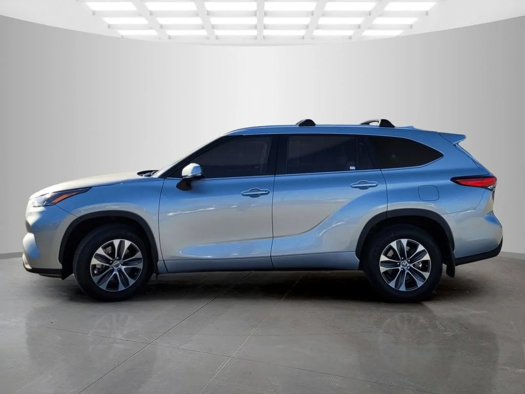 Used 2023  Toyota L image 8