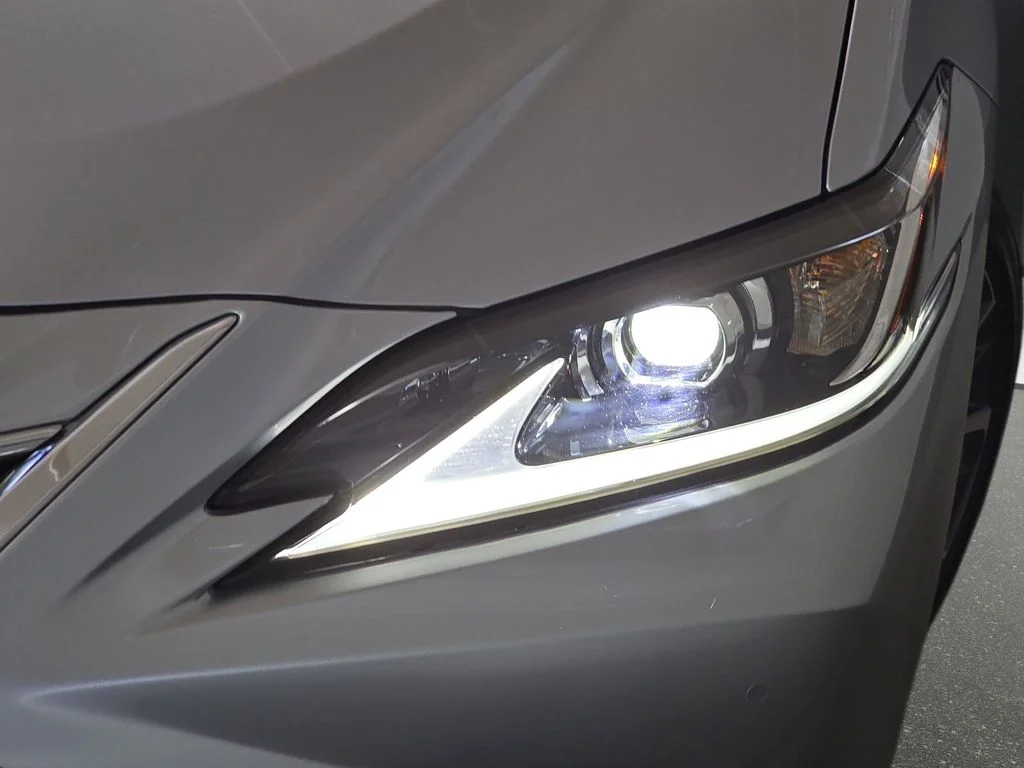 Used 2025 Silver Lexus 300h image 29