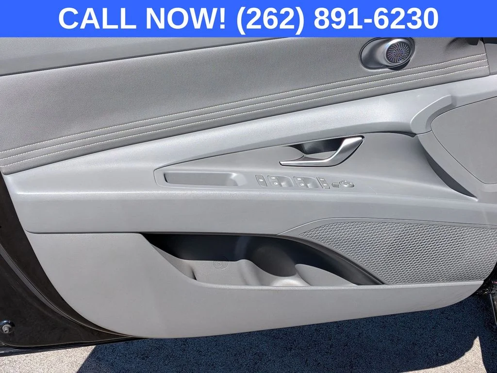 Used 2025 Black Hyundai SEL Sport image 12