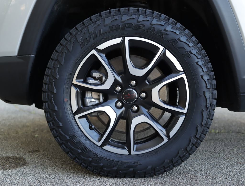 Used 2025 Silver Jeep Trailhawk 4x4 image 35