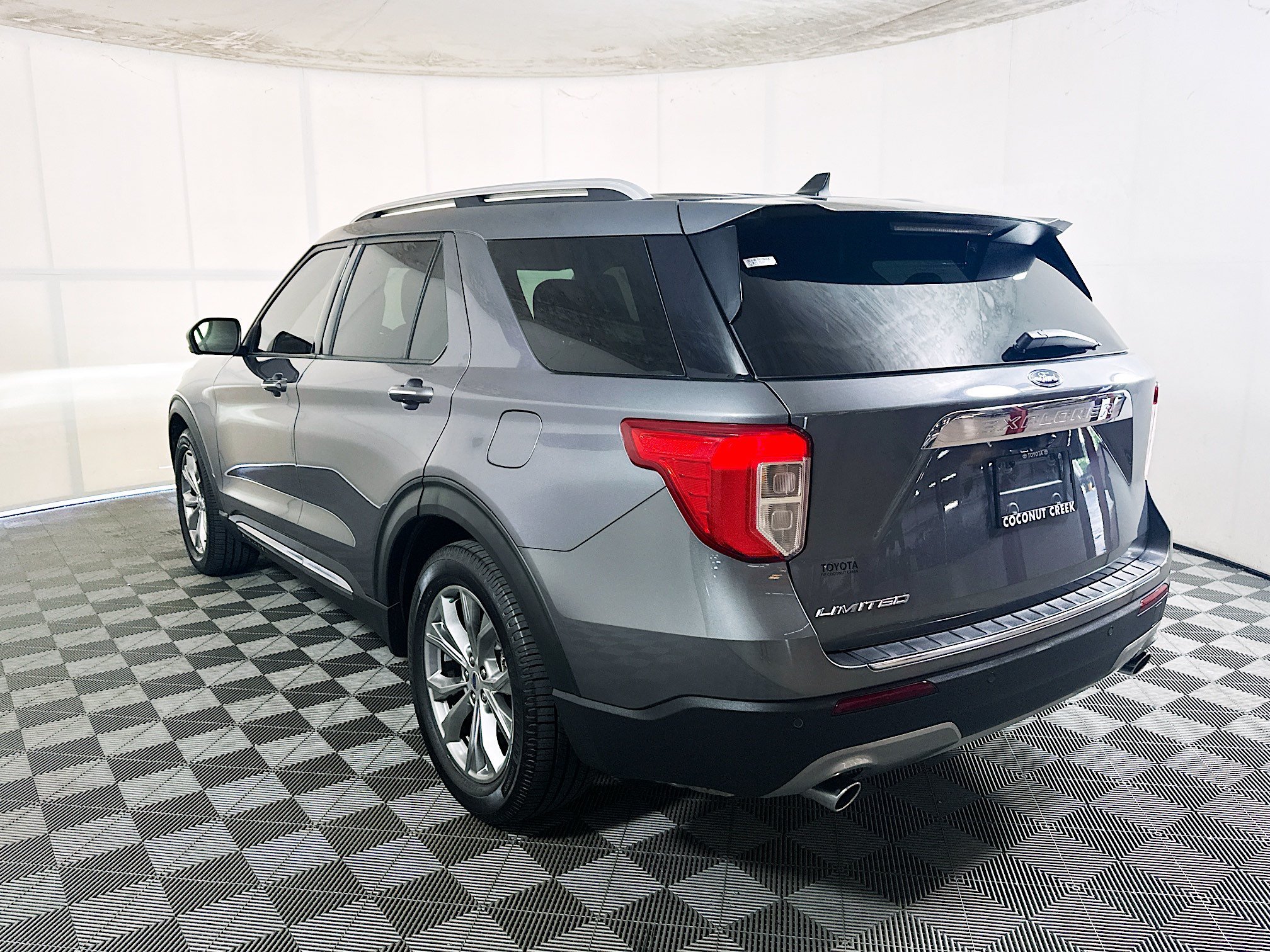 Used 2022 Gray Metallic Ford Limited image 5