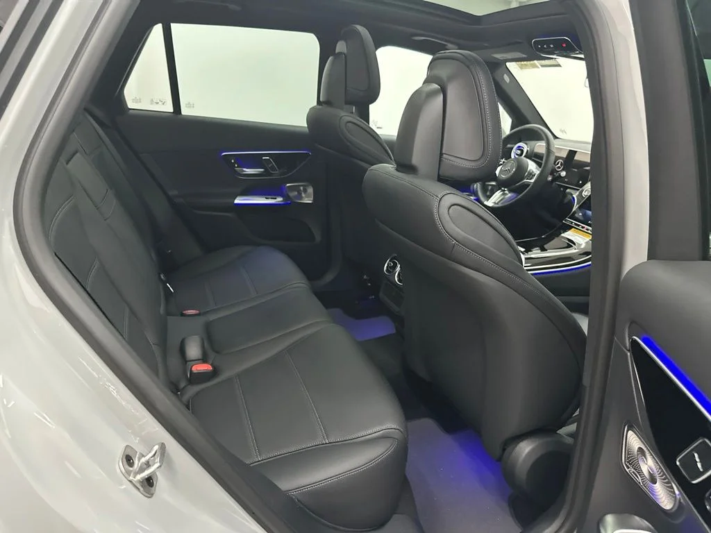 New 2027 White Mercedes-Benz GLC 300 image 24