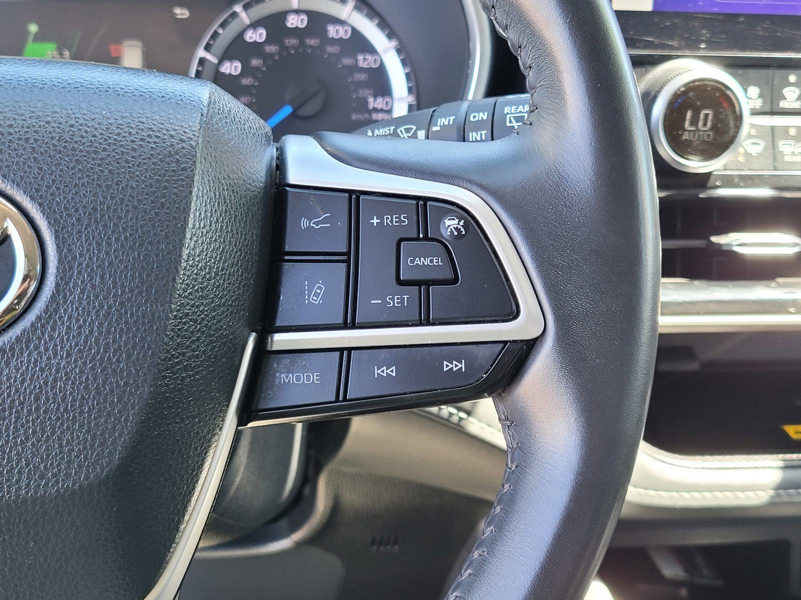Used 2024  Toyota Hybrid XLE image 26