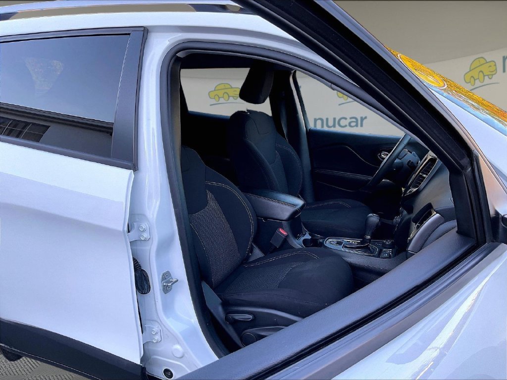 Used 2021 White Jeep Latitude image 11