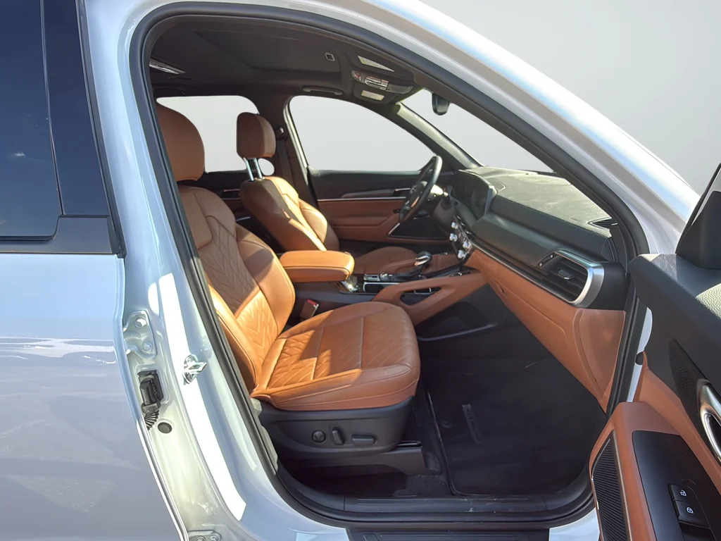 Used 2025 White Kia EX X-Line image 26