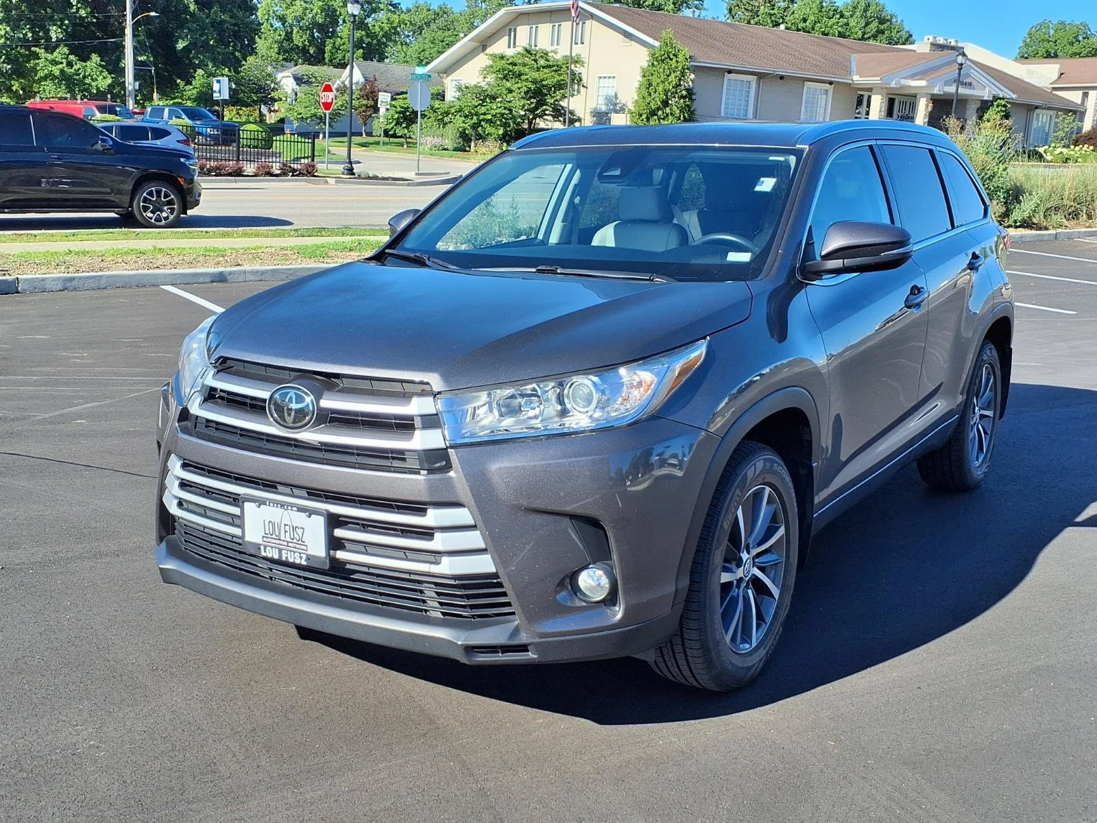 Certified Used 2018 Predawn Gray Mica Toyota XLE image 32