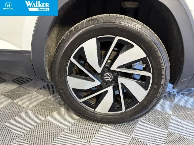 Used 2025 Pure White Volkswagen 2.0T SE w/Technology image 45