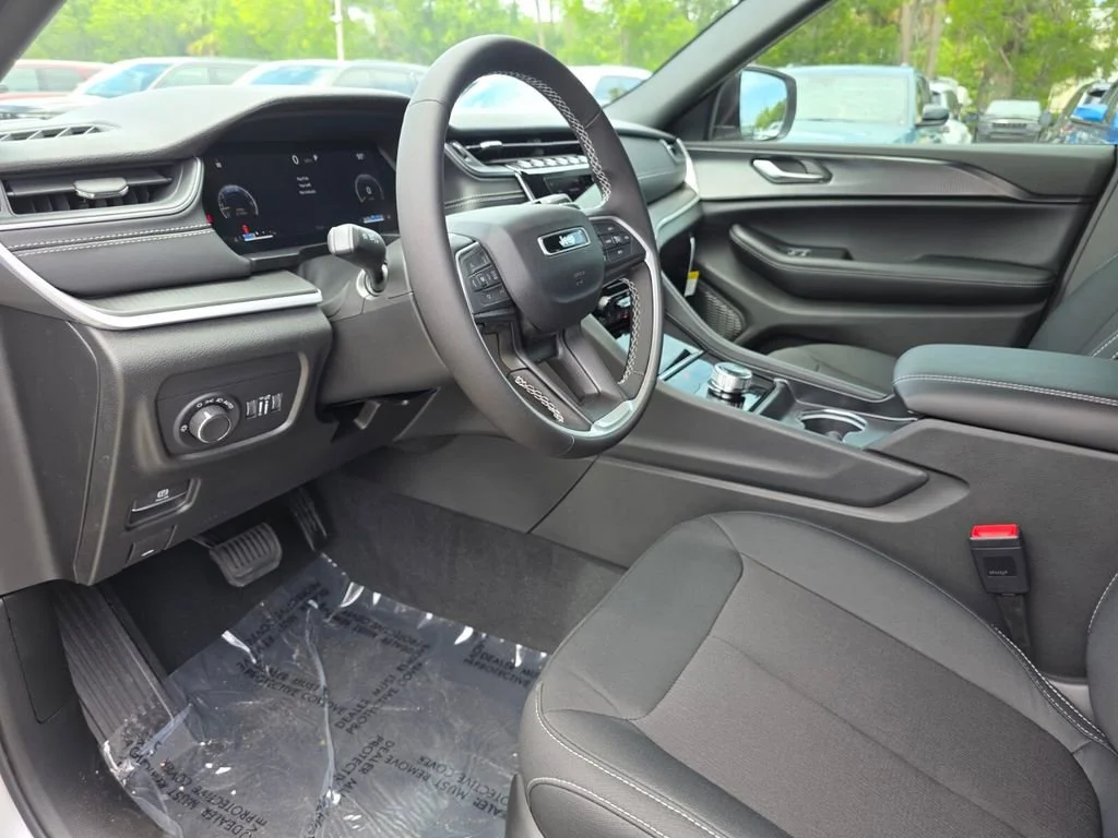 New 2026 Silver Zynith Exterior Paint Jeep Laredo image 28