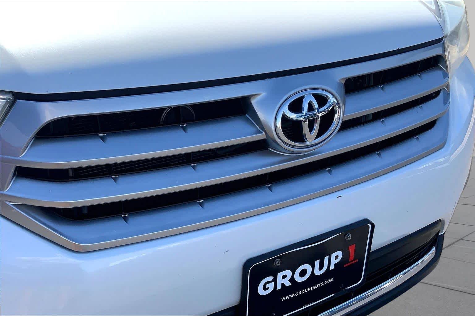 Used 2013 Blizzard Pearl Toyota Limited image 30