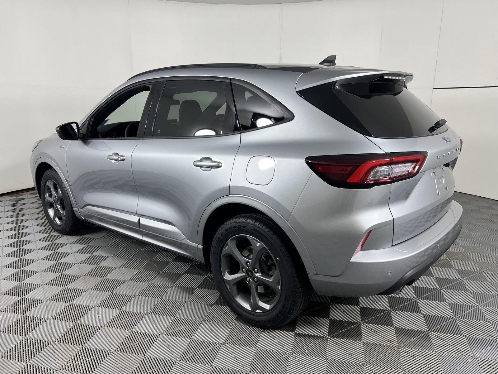Used 2023 Iconic Silver Ford ST-Line image 10