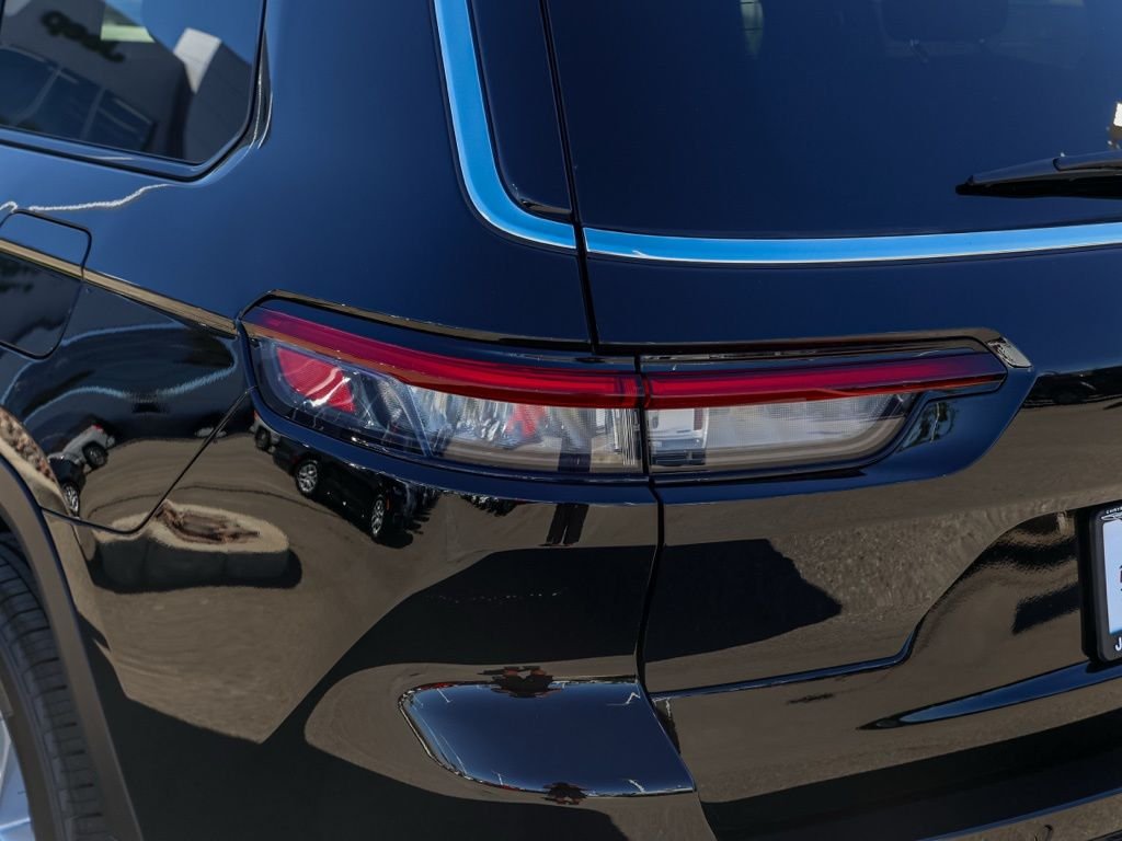 New 2026 Diamond Black Crystal Pearl-Coat Exterior Paint Jeep Laredo image 6