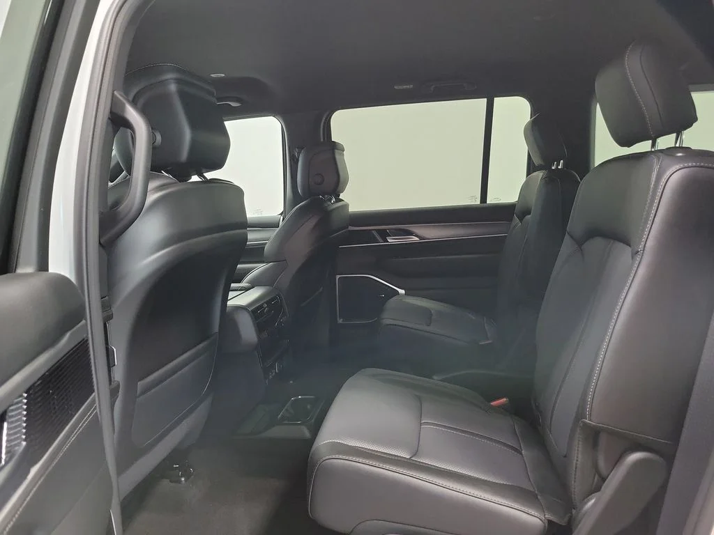 New 2026 Bright White Clear-Coat Exterior Paint Jeep Limited Altitude image 9