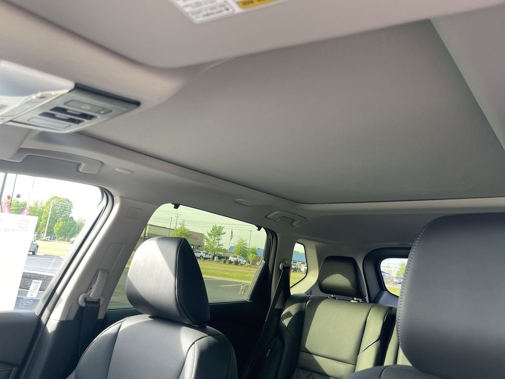 New 2026 Boulder Gray Pearl / Super Black Two-tone Nissan Platinum image 22