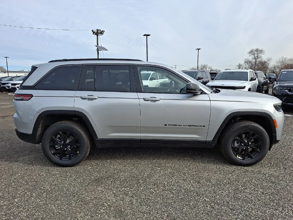 New 2026 Silver Zynith Exterior Paint Jeep Laredo Altitude image 9