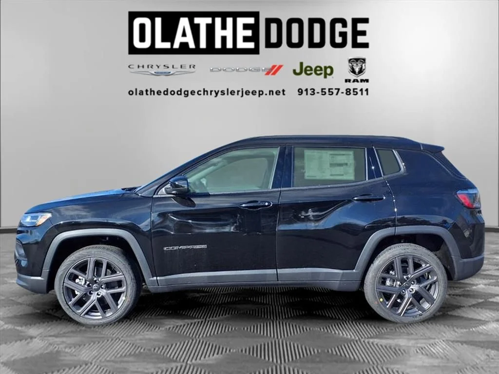 New 2026 Diamond Black Crystal Pearlcoat Jeep Latitude image 17
