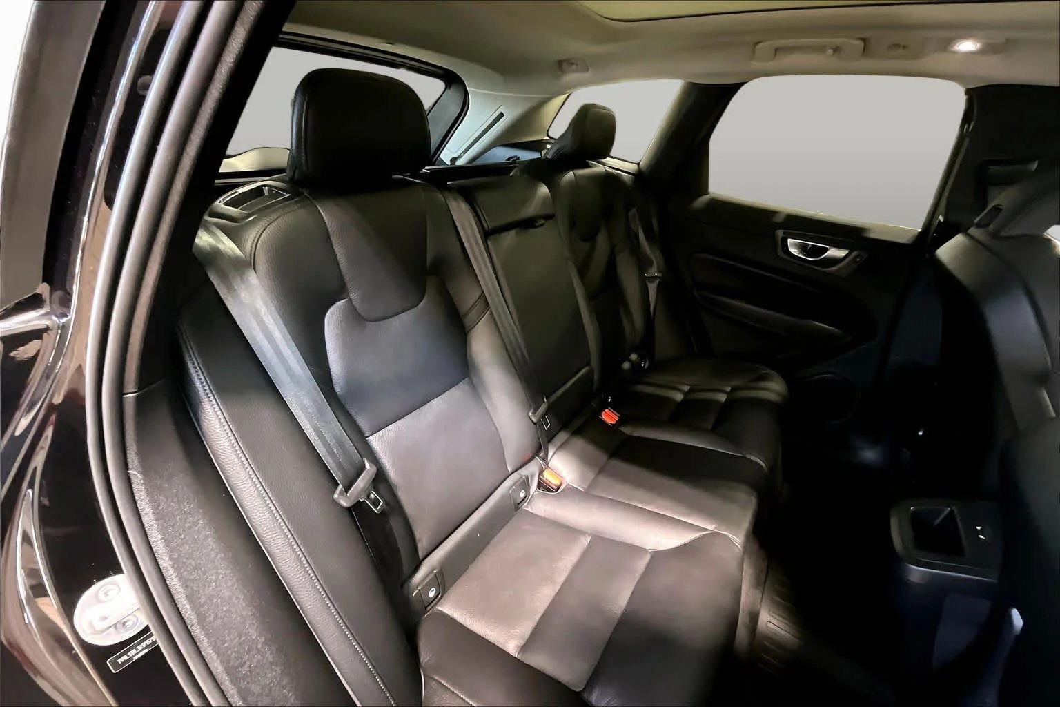 Used 2024 Onyx Black Metallic Volvo Plus Dark Theme image 19
