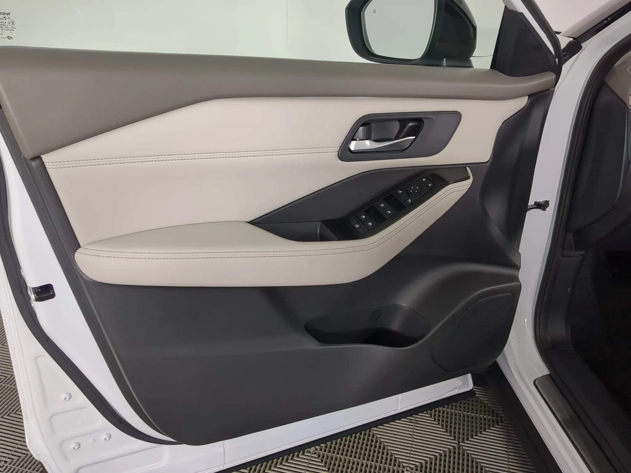 New 2027 Everest White Pearl Tricoat Nissan SV image 11