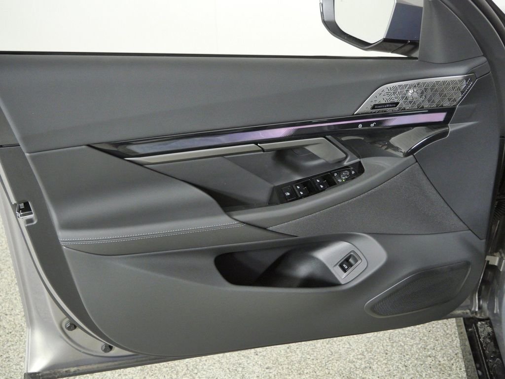 New 2027 Oxide Grey Metallic BMW 540i xDrive image 32