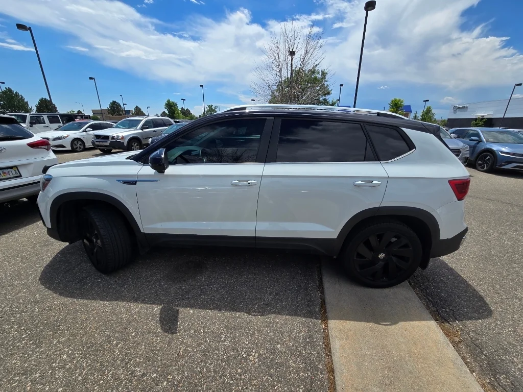 Used 2024 Pure White Volkswagen SE image 2