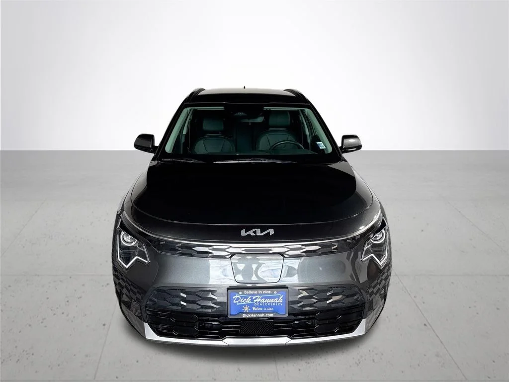 Used 2024 Gray Kia Wind image 3
