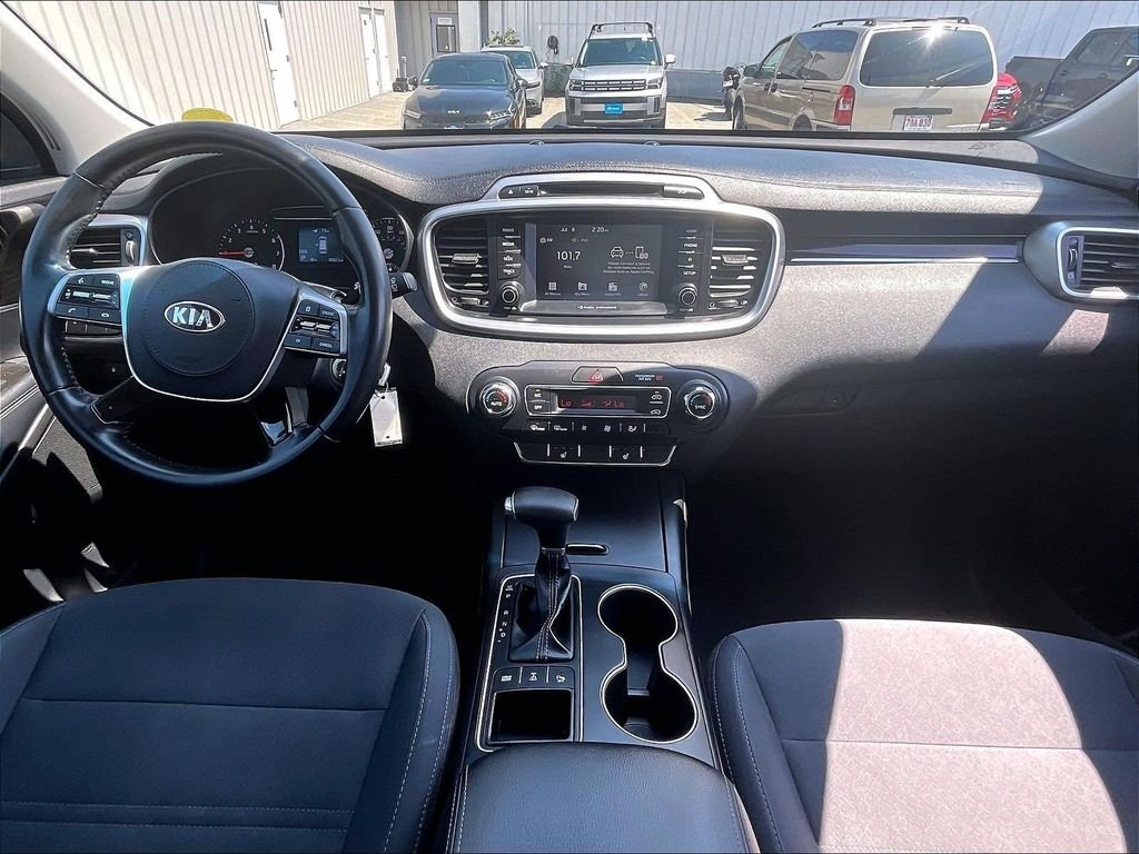 Used 2019 White Kia LX image 21