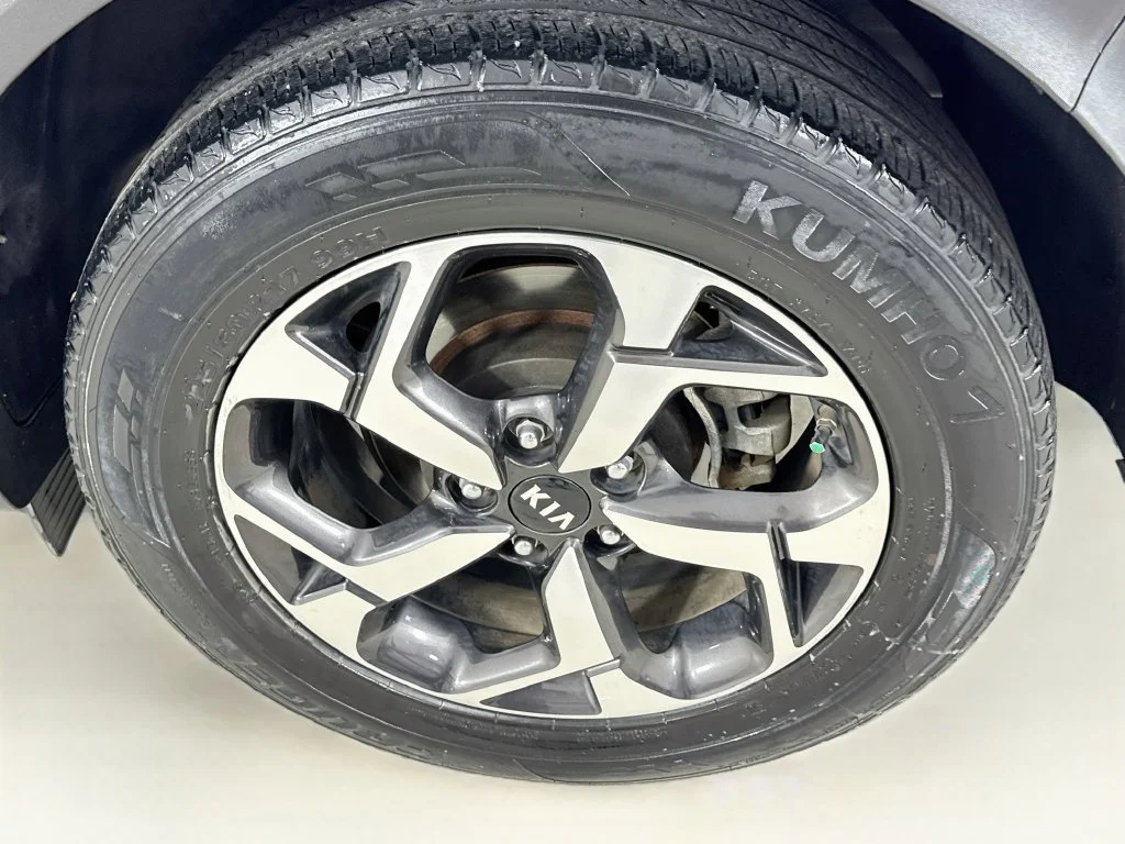 Used 2022 White Kia LX image 37