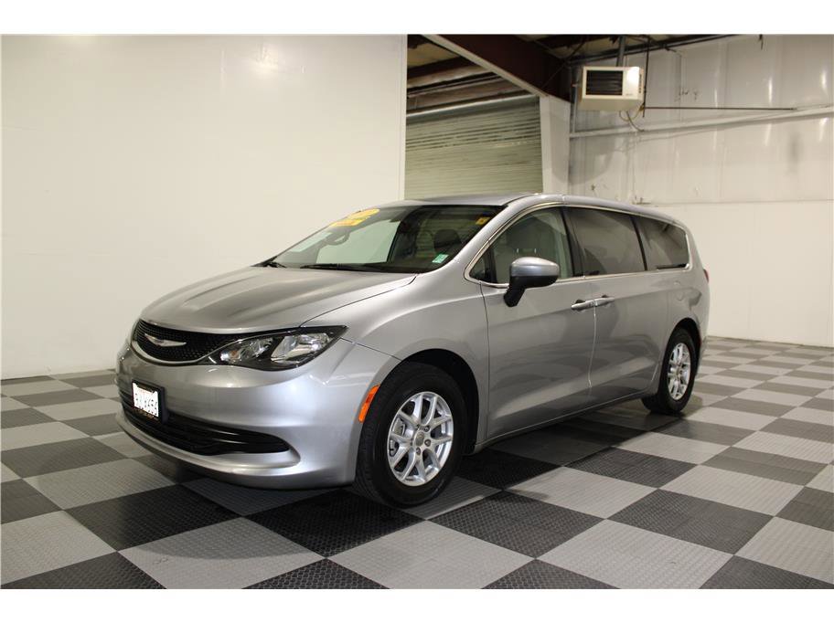 2020 Chrysler Voyager LX photo 4