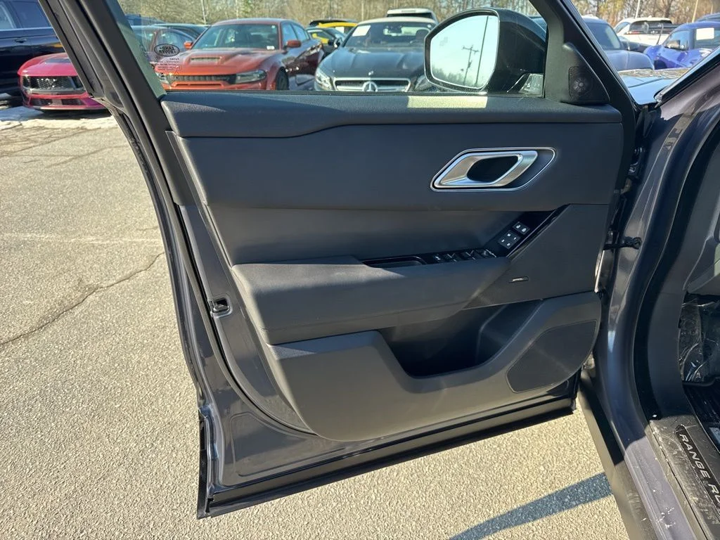 Used 2024 Gray Land Rover Dynamic SE image 27