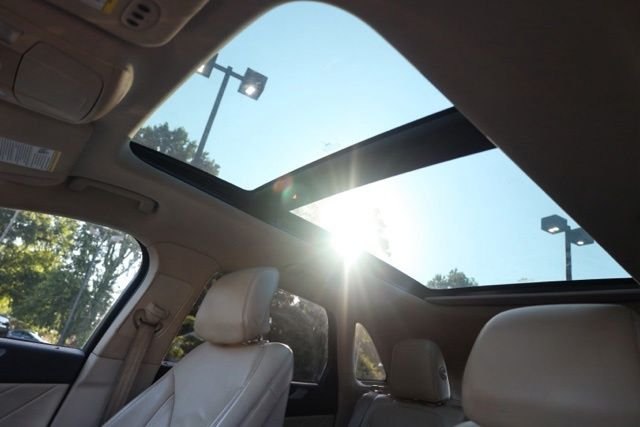 Used 2019 White Platinum Clearcoat Metallic Lincoln Reserve image 20