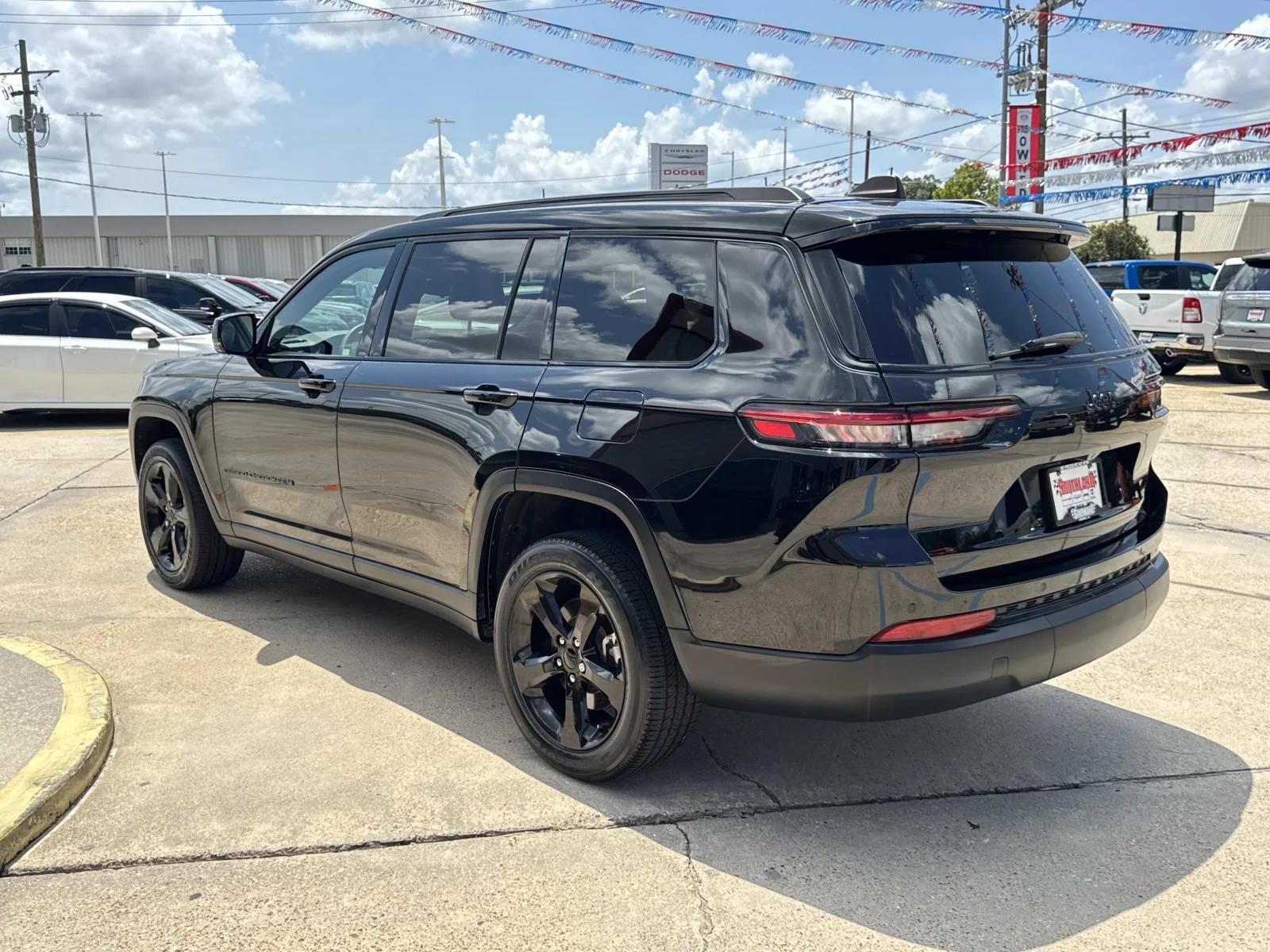 Used 2023 Diamond Black Crystal Pearlcoat Jeep Altitude image 5