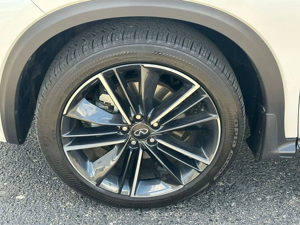 Used 2023 White INFINITI LUXE image 35