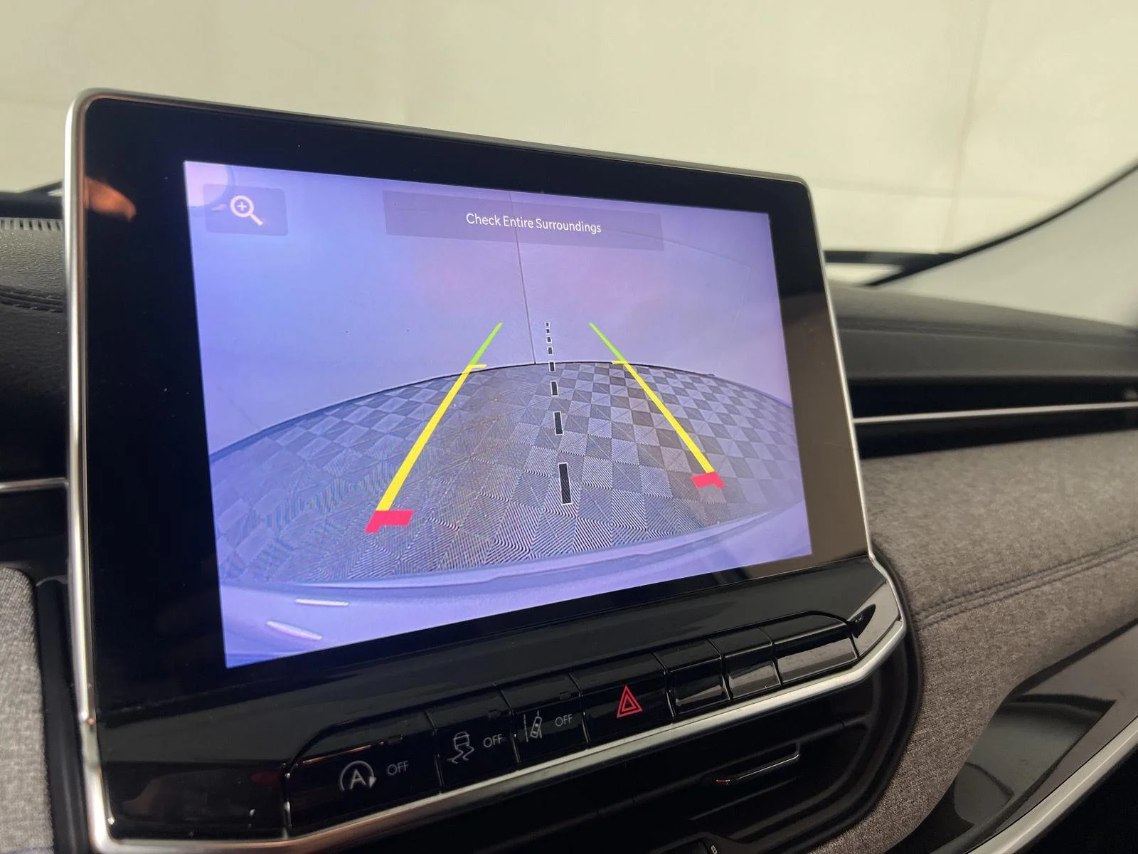 Used 2022  Jeep Latitude image 12