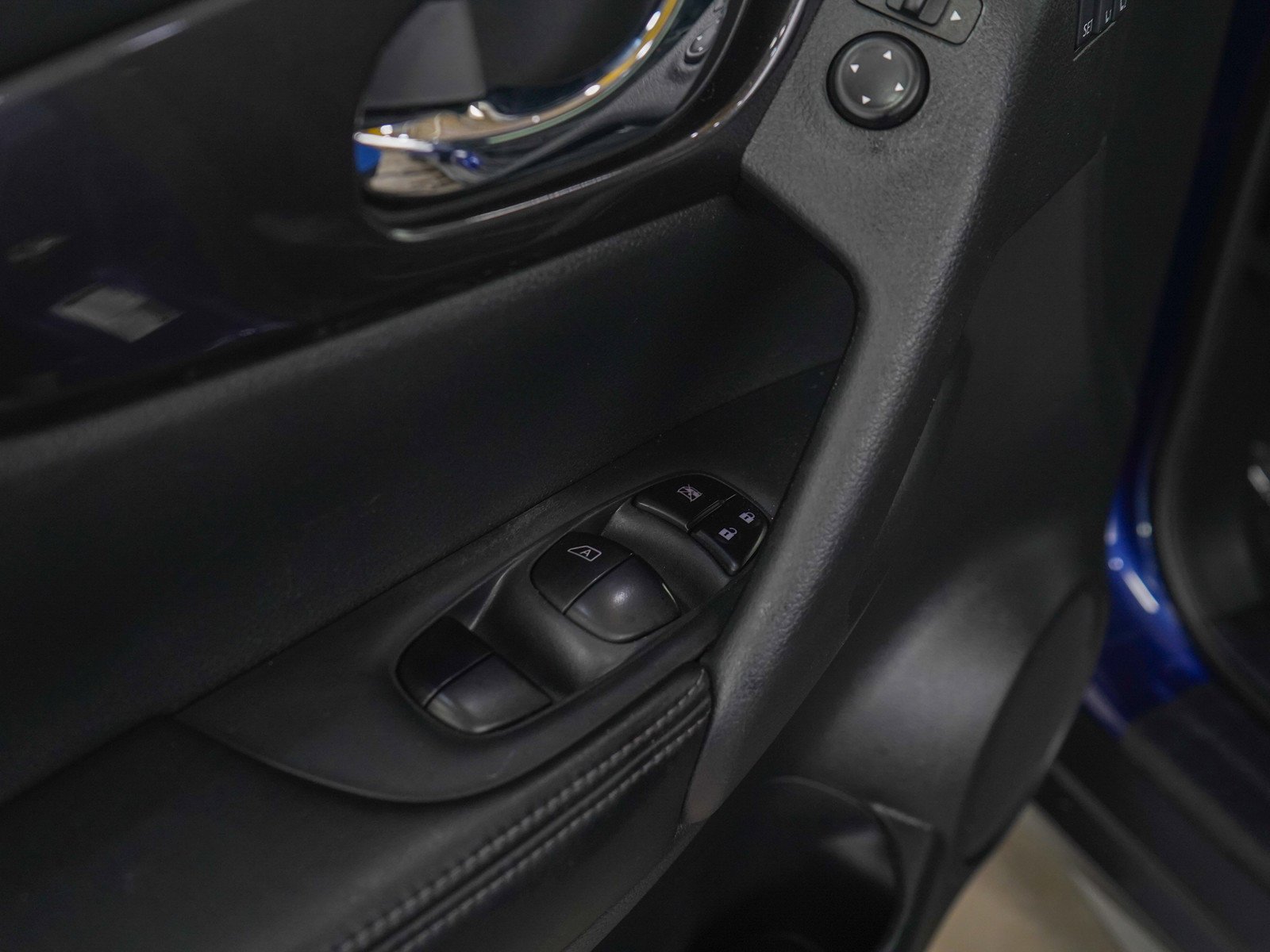 Used 2019 Caspian Blue Metallic Nissan AWD SV image 21