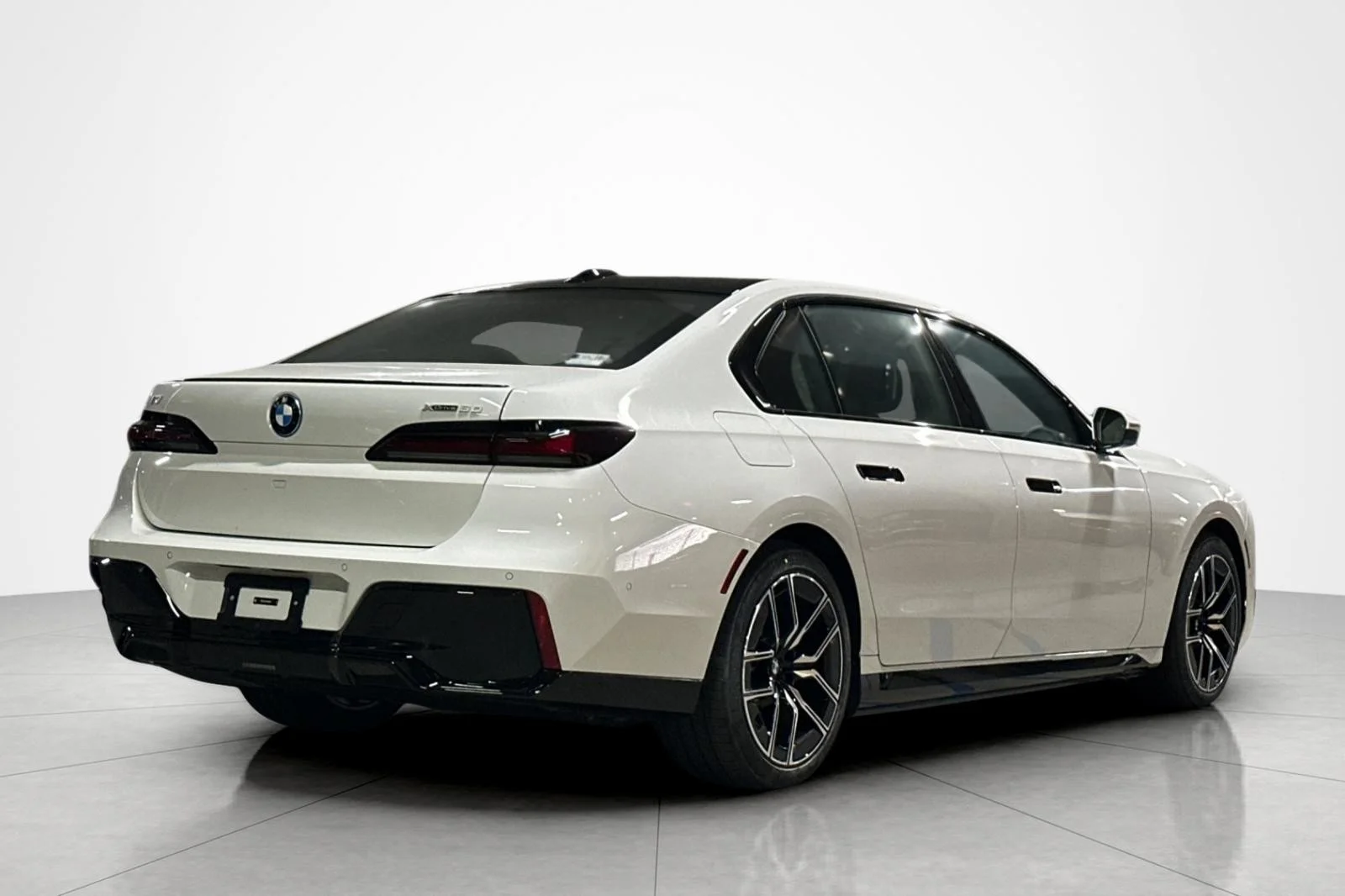 New 2026 Alpine White BMW xDrive60 image 5