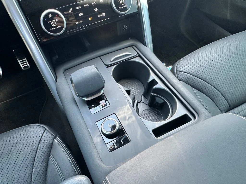 Used 2025  Land Rover Dynamic SE image 26