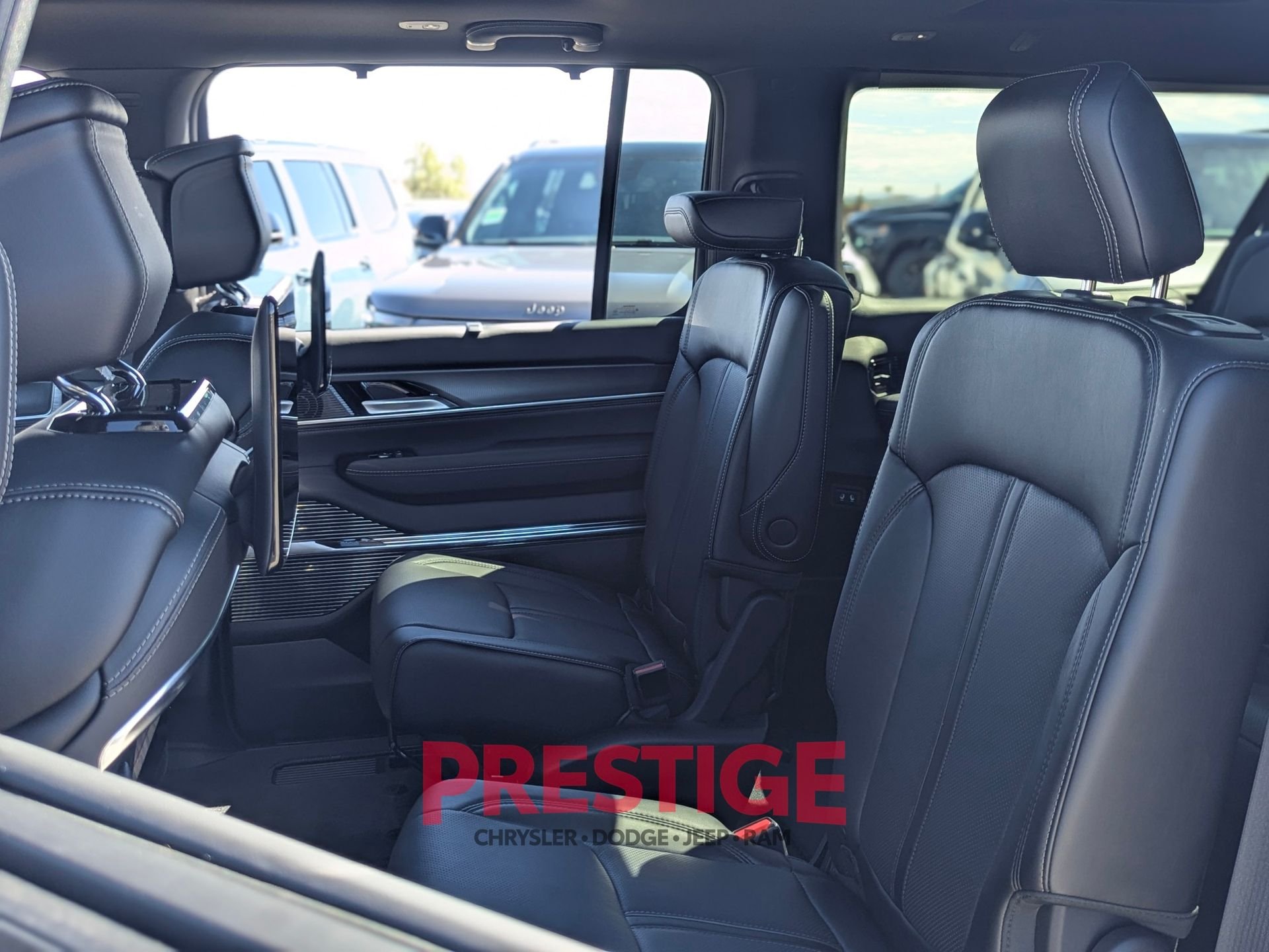 New 2026 Bright White Clear-Coat Exterior Paint Jeep Summit Obsidian image 26