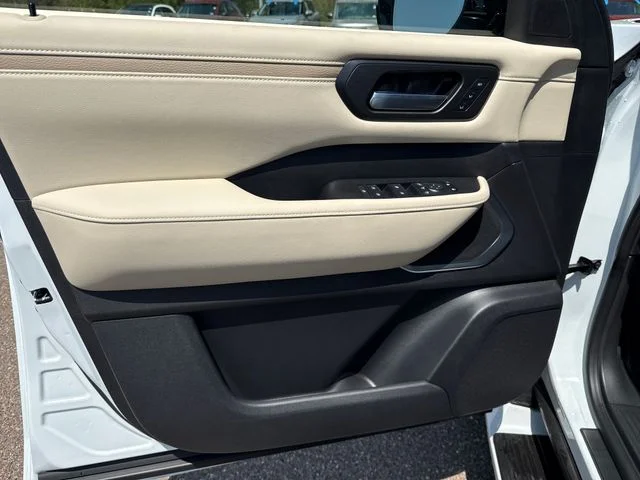 New 2026 Everest White TriCoat / Super Black Two-tone Nissan Platinum Reserve image 10