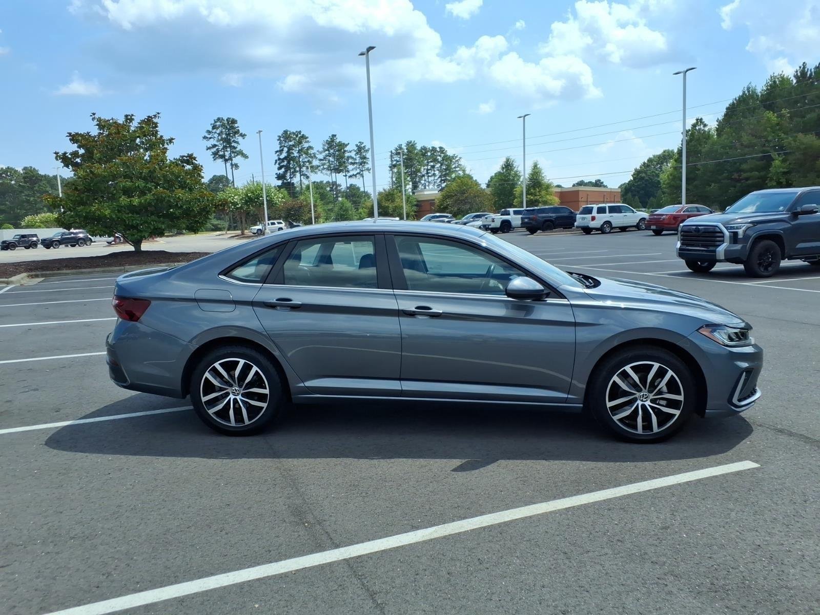 Used 2025  Volkswagen SE image 11