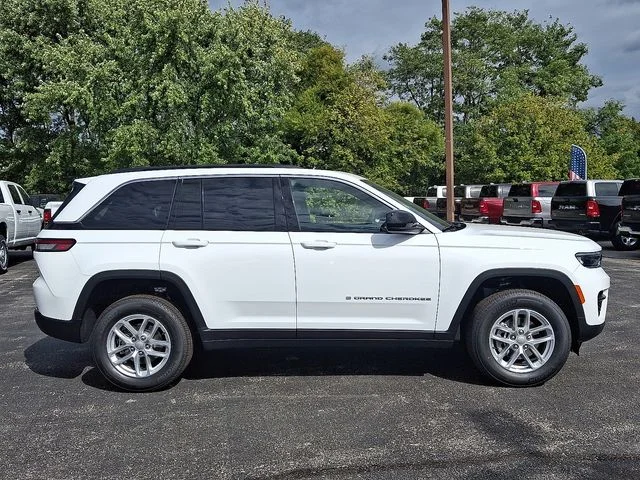 New 2025 White/off-white Jeep Laredo image 8