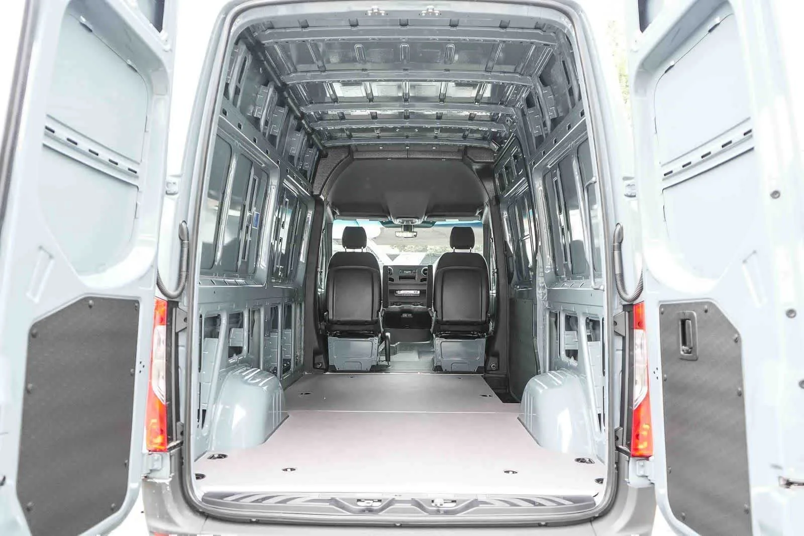 New 2026 Blue Gray Mercedes-Benz Cargo 144WB High Roof RWD 2.0L I4 Diesel Turbo SO image 31