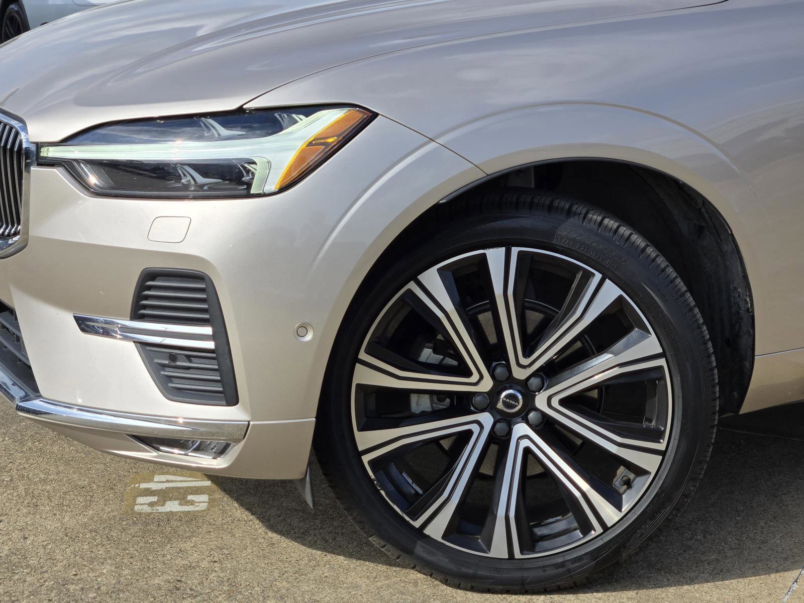 Used 2023 Silver Dawn Metallic Volvo Ultimate Bright Theme image 8