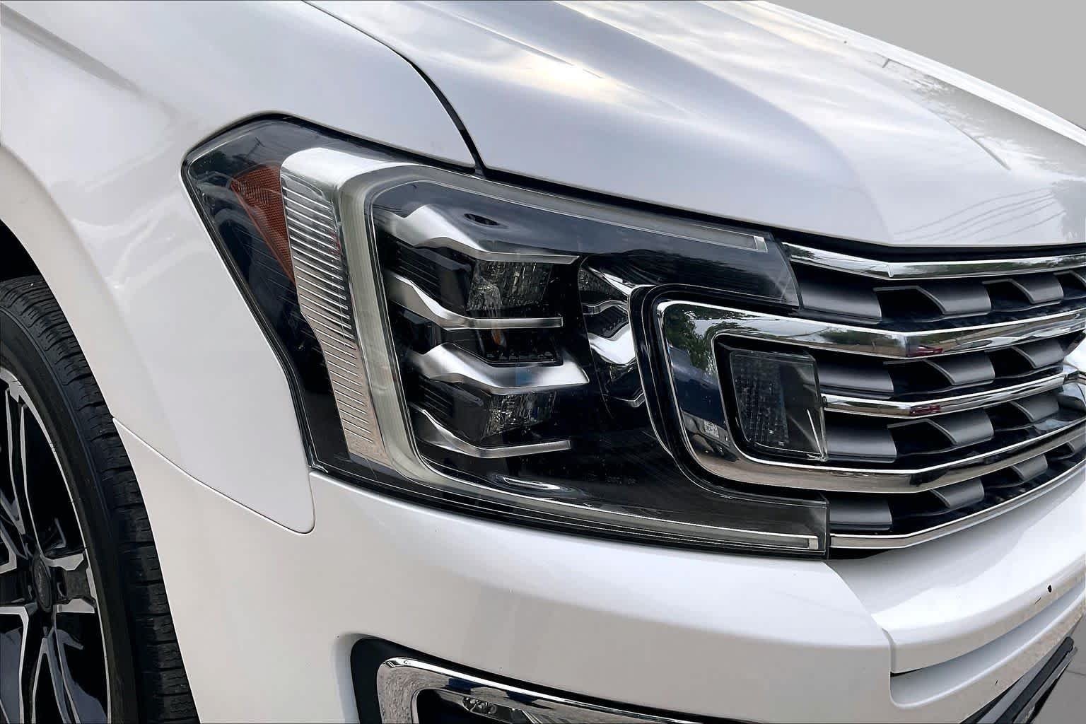 Used 2019 White Platinum Metallic Tri-Coat Ford Limited image 28
