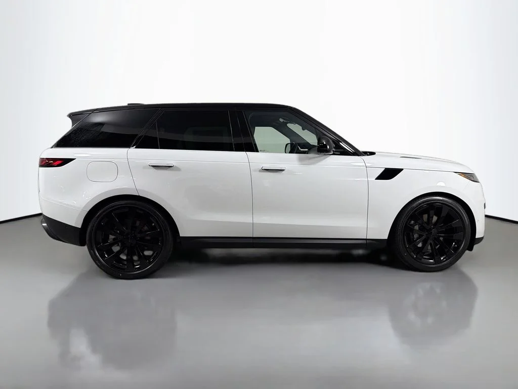 New 2026 Fuji White Land Rover SE image 4