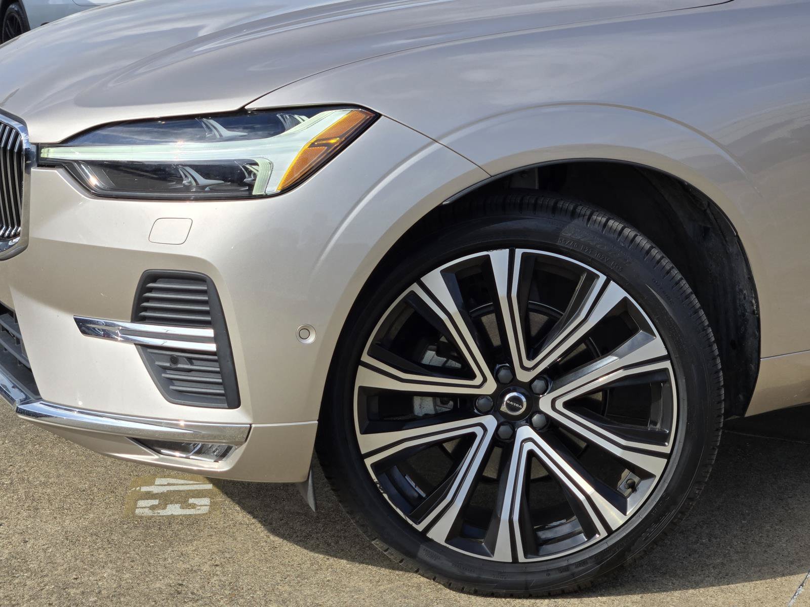 Used 2023 Silver Dawn Metallic Volvo Ultimate Bright Theme image 8
