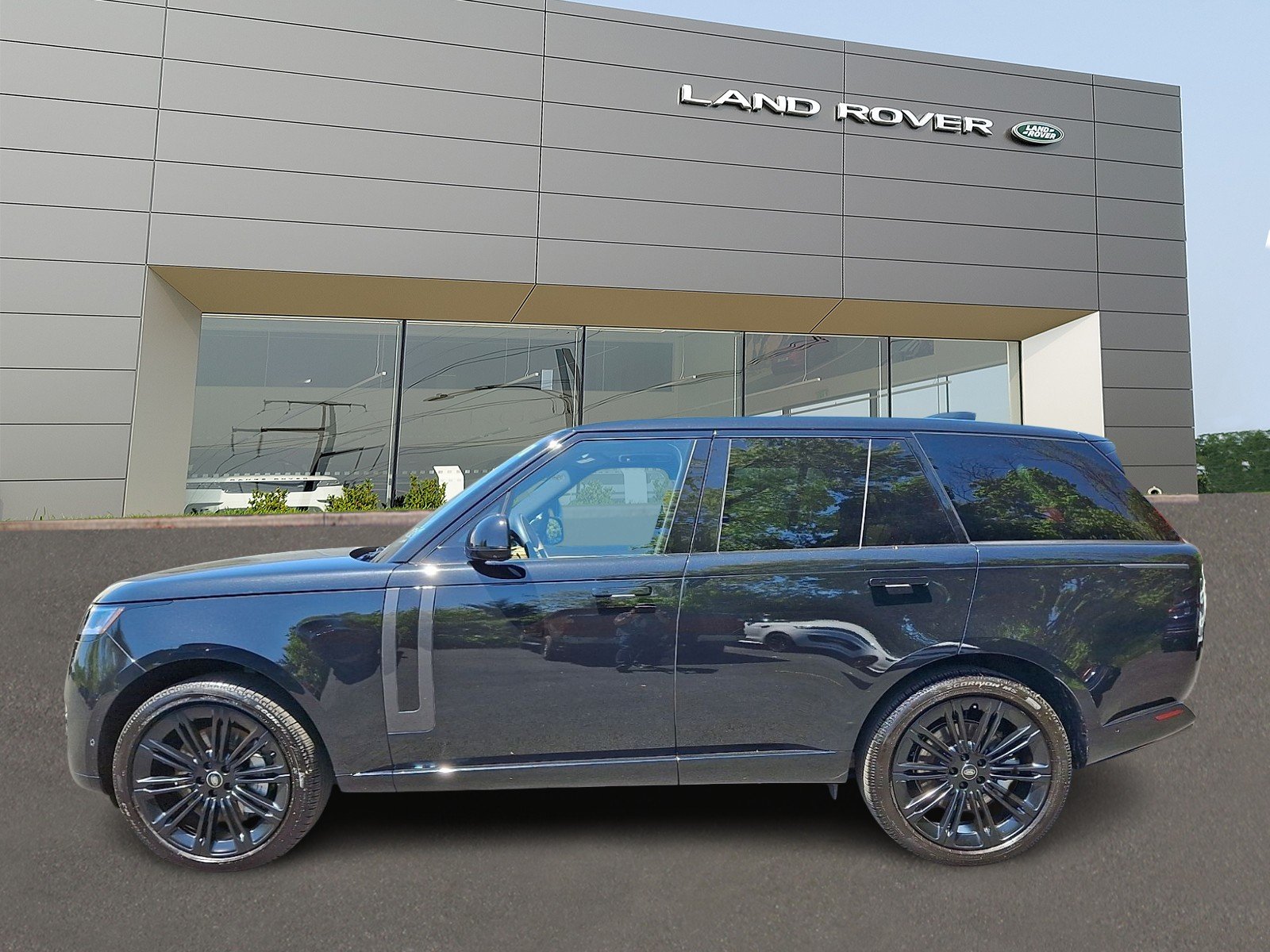 Certified Used 2025 Santorini Black Metallic - 1AG Land Rover P530 SE image 6