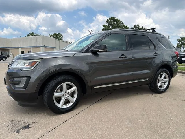 Used 2017 Gray Ford XLT image 2